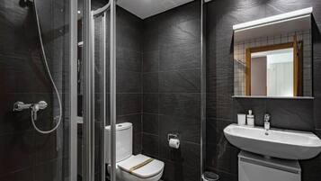 Een douche, een haardroger, handdoeken, zeep