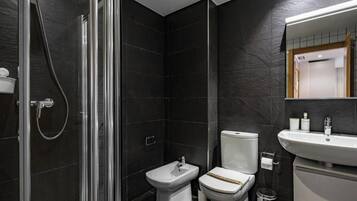 Een douche, een haardroger, handdoeken, zeep