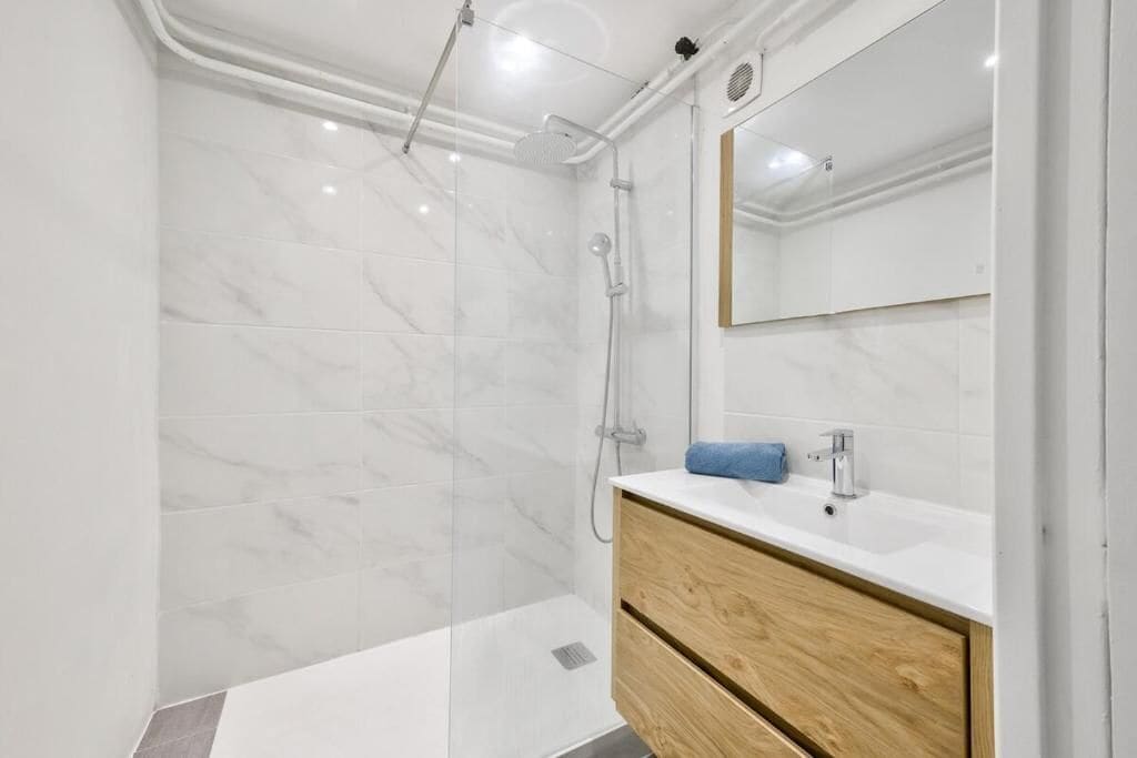 Shower, towels