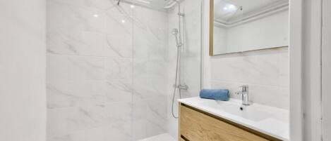 Shower, towels