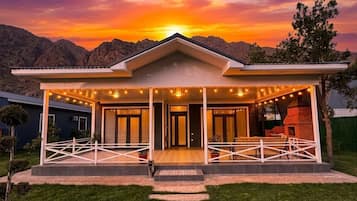 Deluxe Cottage, Lanai, Mountain View | Exterior