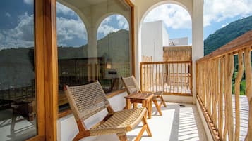 Deluxe Balcony Room | Terrace/patio