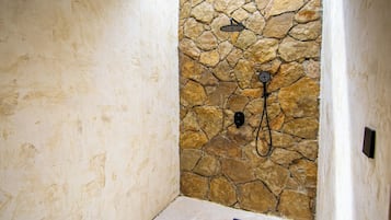 Deluxe Balcony Room | Bathroom