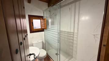 Douche, sèche-cheveux, serviettes fournies, savon