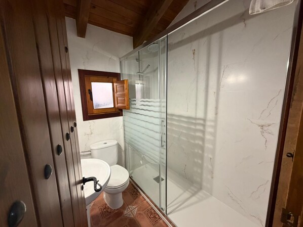 Douche, séchoir à cheveux, serviettes fournies, savon
