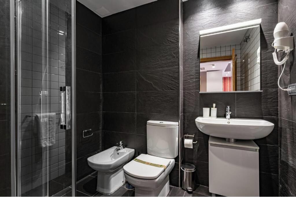 Een douche, een haardroger, handdoeken, zeep