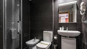 Een douche, een haardroger, handdoeken, zeep