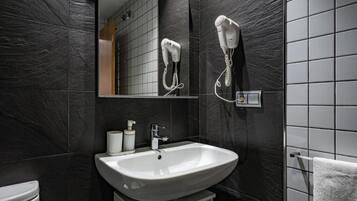 Een douche, een haardroger, handdoeken, zeep