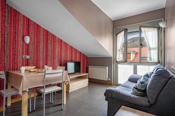 Living area - Cueto Spa Penthouse Apartment in the Heart of Picos de Europa (Cangas de Onís)
