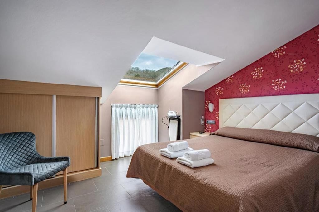 1 dormitorio, tabla de planchar con plancha, Internet y ropa de cama