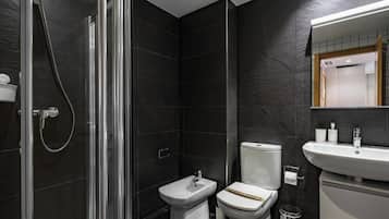 Een douche, een haardroger, handdoeken, zeep