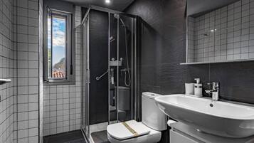 Een douche, een haardroger, handdoeken, zeep