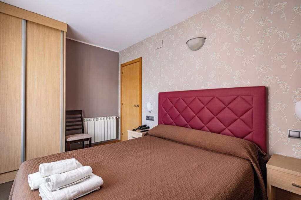 1 dormitorio, tabla de planchar con plancha, Internet y ropa de cama