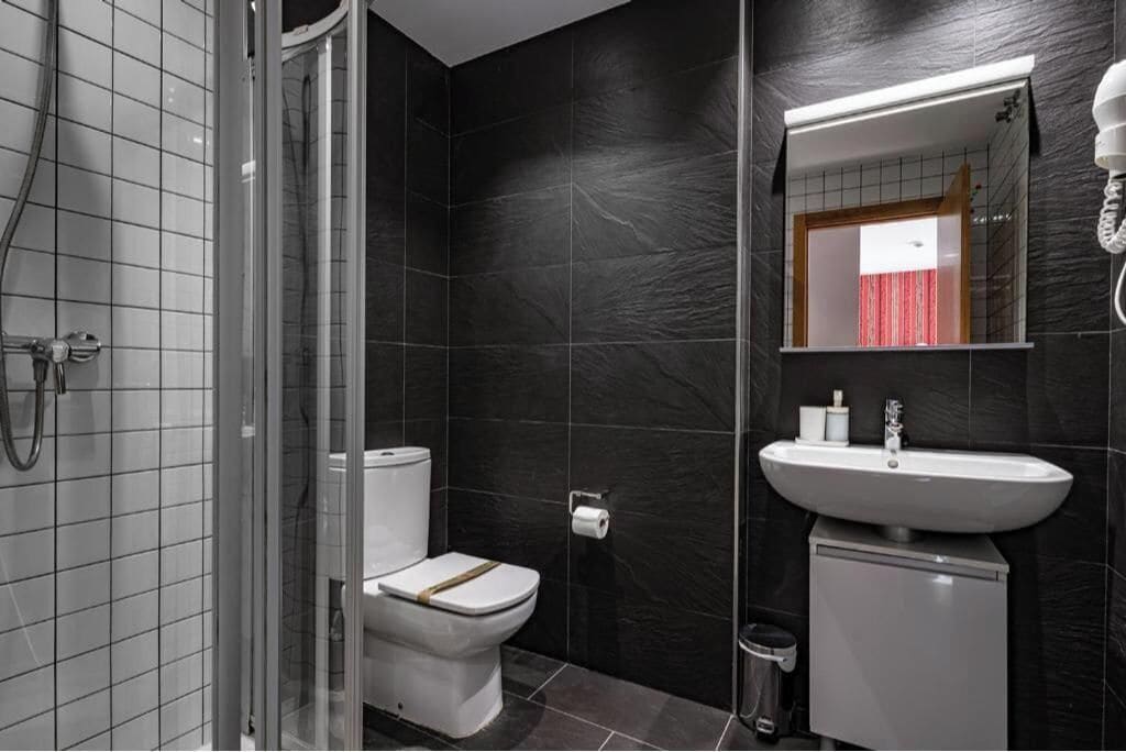 Een douche, een haardroger, handdoeken, zeep