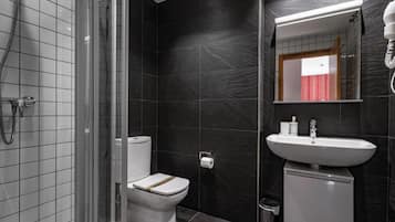 Een douche, een haardroger, handdoeken, zeep