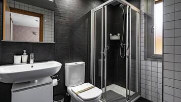 Een douche, een haardroger, handdoeken, zeep