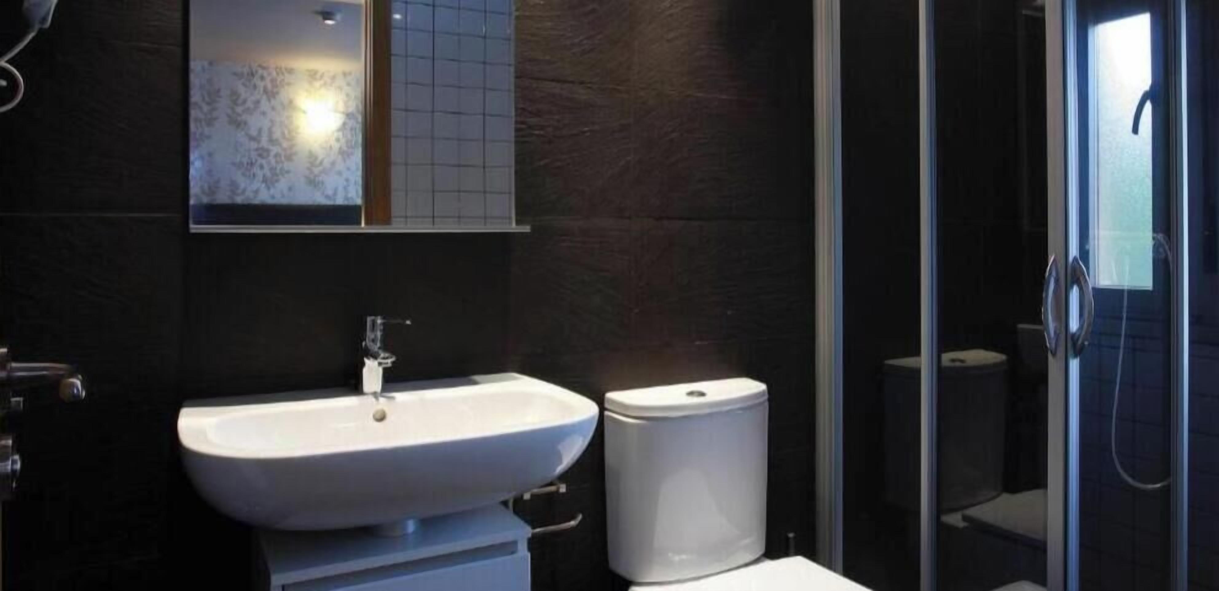 Een douche, een haardroger, handdoeken, zeep