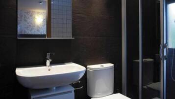 Een douche, een haardroger, handdoeken, zeep