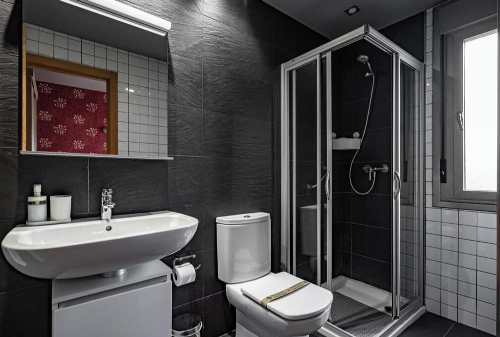 Een douche, een haardroger, handdoeken, zeep