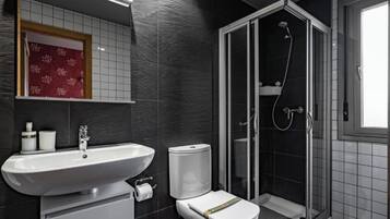Een douche, een haardroger, handdoeken, zeep