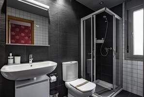 Een douche, een haardroger, handdoeken, zeep