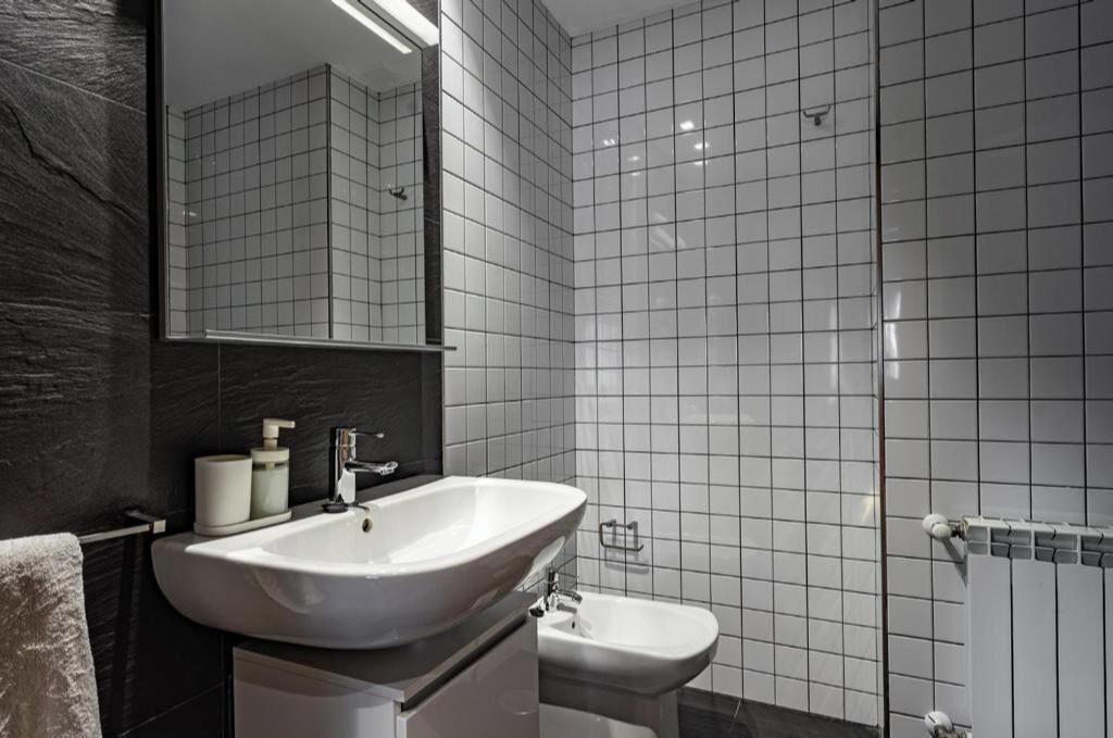 Een douche, een haardroger, handdoeken, zeep