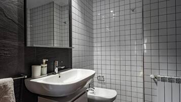 Een douche, een haardroger, handdoeken, zeep