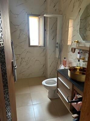 تجهيزات دش، حوض استحمام بنظام ضخ المياه، مراحيض شطف، صابون