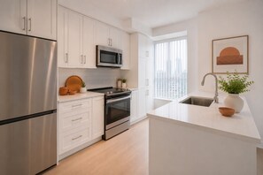 Standard Room | Private kitchen | Fridge, microwave, oven, stovetop - The Oaklyn Stay (Toronto)