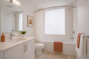 Standard Room | Bathroom | Free toiletries, hair dryer, towels, soap - The Oaklyn Stay (Toronto)