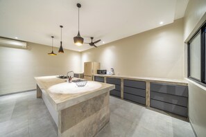 Vila superluxo, vista para a piscina | Cozinha privada | Torradeira, liquidificador, especiarias