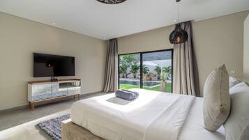 Villa de lujo, vistas a la piscina | Ropa de cama de alta calidad, caja fuerte, decoración individual