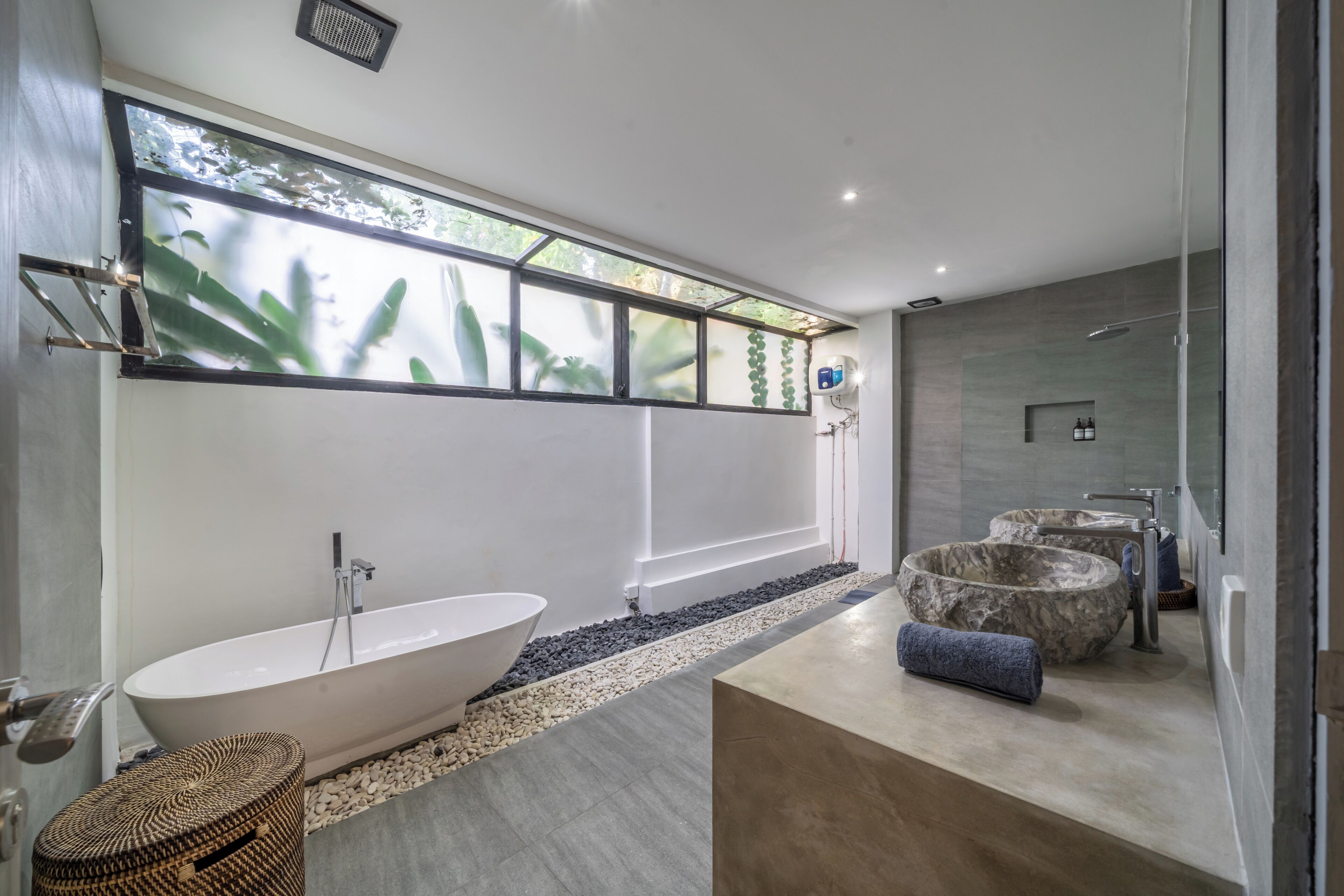 Villa de lujo, vistas a la piscina | Baño | Albornoces, zapatillas y bidé