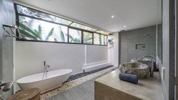 Villa de lujo, vistas a la piscina | Baño | Albornoces, zapatillas y bidé