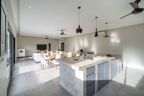 Villa de lujo, vistas a la piscina | Interior