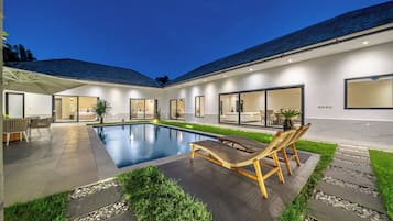 Villa de lujo, vistas a la piscina | Piscina | Una piscina al aire libre