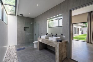 Luxury Villa, Pool View | Bathroom | Bathrobes, slippers, bidet - Lotus Villa (Denpasar)