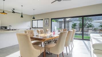 Villa luxueuse, vue sur la piscine | Restauration