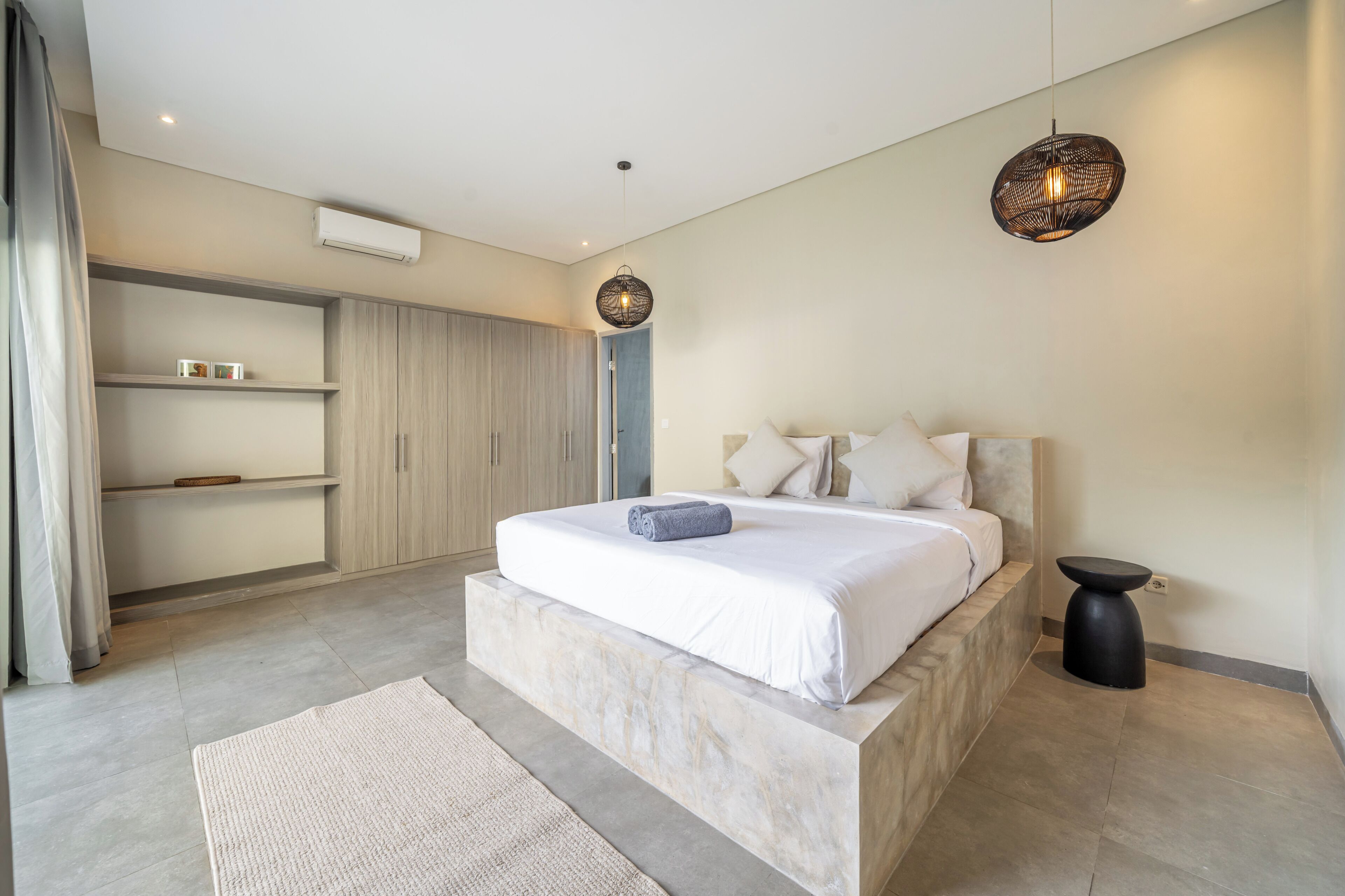 Luxury Villa, Pool View | Peralatan tempat tidur premium, peti besi dalam bilik 