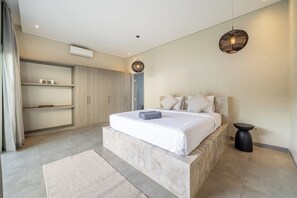 Villa de lujo, vistas a la piscina | Ropa de cama de alta calidad, caja fuerte, decoración individual