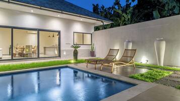Luxe villa, uitzicht op zwembad | Zwembad | Een buitenzwembad