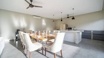 Vila Mewah, pemandangan kolam renang | Tempat makan