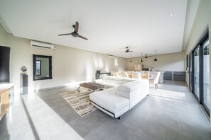Vila superluxo, vista para a piscina | Área de estar | Smart TV 50 polegadas com canais digitais