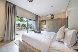 Villa de lujo, vistas a la piscina | Ropa de cama de alta calidad, caja fuerte, decoración individual