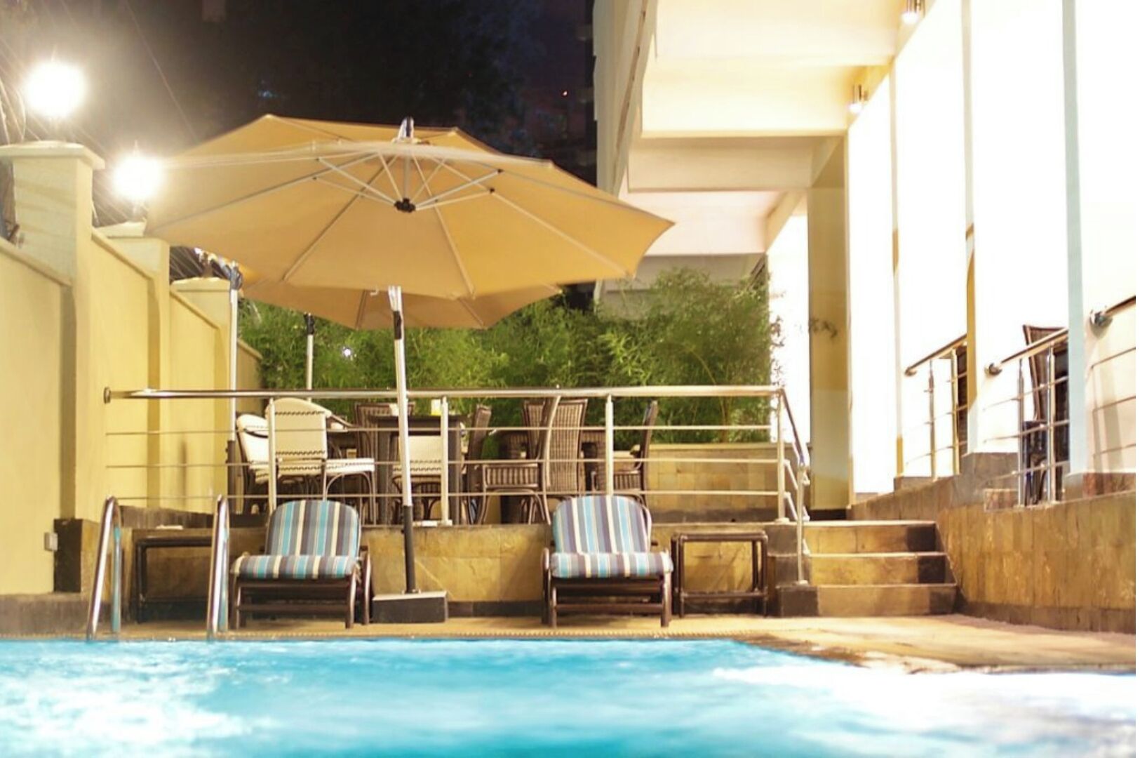 4 outdoor pools