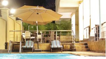 4 outdoor pools