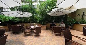 Outdoor dining - Reata Apartment Hotel (Nairobi)