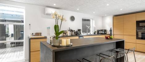 Fridge, microwave, dishwasher, cookware/dishes/utensils