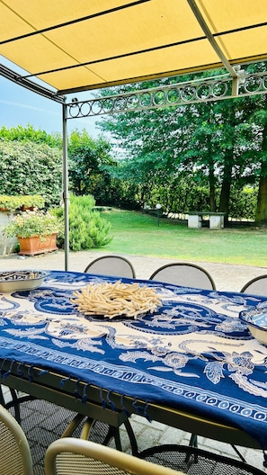 Outdoor dining - Garden House, a Quiet Retreat Just 30 Minutes from Milan (Pavia)