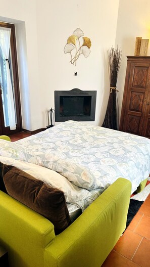 Tabla de planchar con plancha, wifi y ropa de cama 